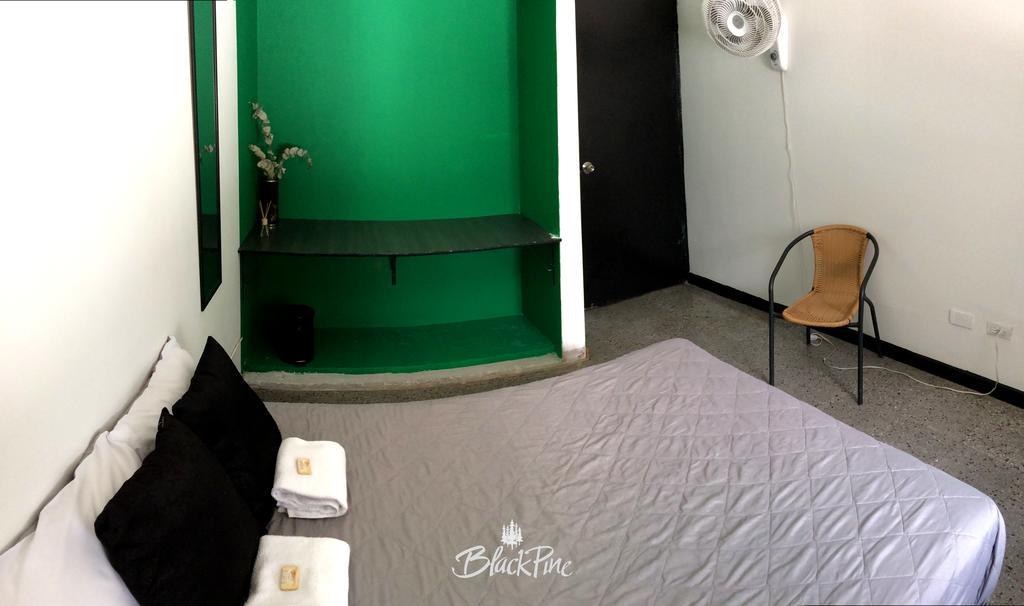Blackpine Hostel 메딜린 외부 사진